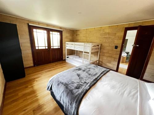 Postel nebo postele na pokoji v ubytování Grey Gum - spacious one bedroom apartment