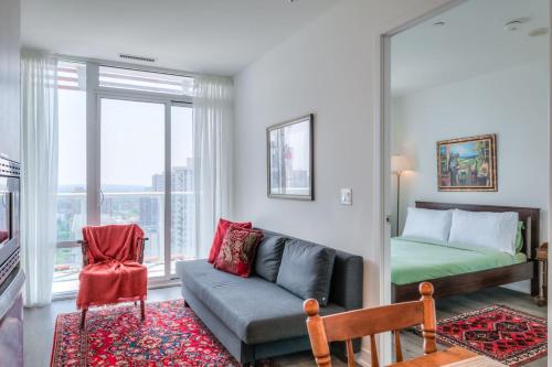 Posezení v ubytování Downtown 1BR City Stay with Balcony and Fast Wi-Fi