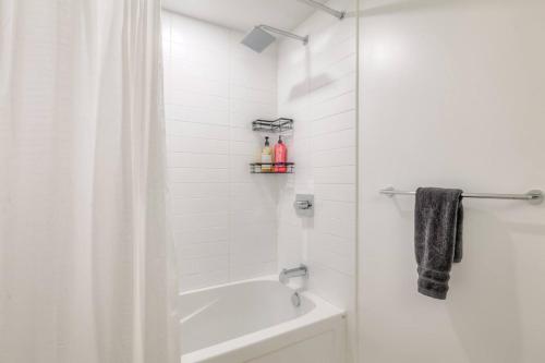 Koupelna v ubytování Downtown 1BR City Stay with Balcony and Fast Wi-Fi