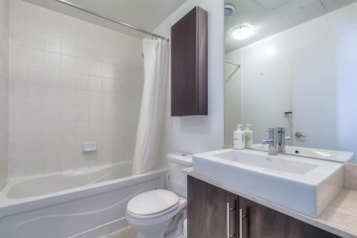 Ένα μπάνιο στο 1BR plus Den Condo with Balcony in Heart of Toronto