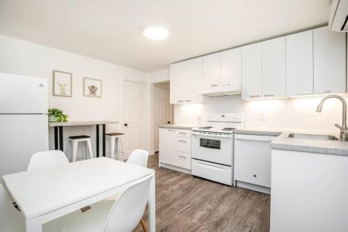 Η κουζίνα ή μικρή κουζίνα στο 2 bedroom, subway, free parking.
