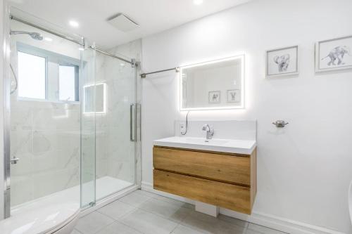 Ένα μπάνιο στο 2 bedroom, subway, free parking.