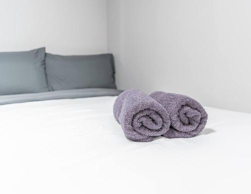 Ένα ή περισσότερα κρεβάτια σε δωμάτιο στο Cozy Private Apartment Near NYC Light Rail