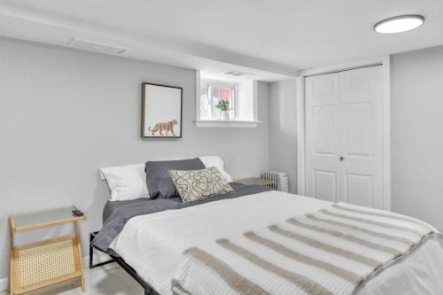 Ένα ή περισσότερα κρεβάτια σε δωμάτιο στο Cozy Private Apartment Near NYC Light Rail