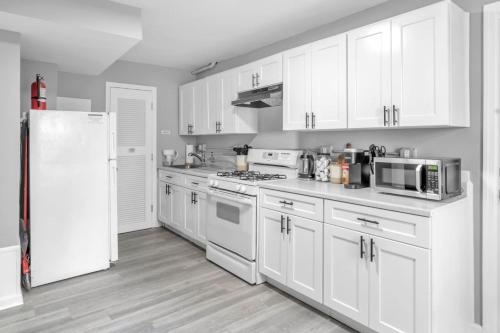 Dapur atau dapur kecil di Cozy Modern Apt Close to NYC NO STEPS or Stairs