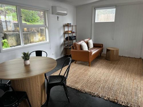 Χώρος καθιστικού στο Blue Haze Retreat - studio with kitchenette