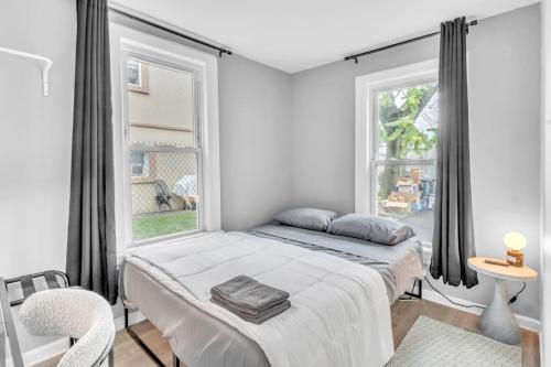 Katil atau katil-katil dalam bilik di Cozy Modern Apt Close to NYC NO STEPS or Stairs
