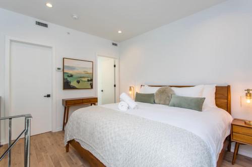 een slaapkamer met een groot wit bed en een raam bij Inventors Loft Luxury Upscale Quiet Two Bedroom in Philadelphia