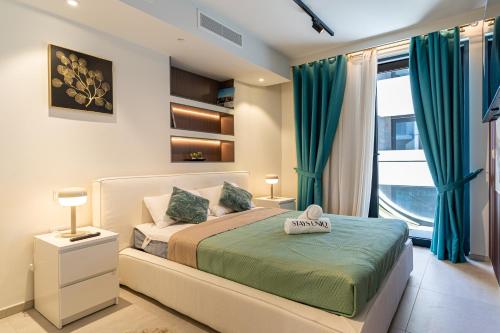 Ένα ή περισσότερα κρεβάτια σε δωμάτιο στο Mercury Suites Apartment with Pool Access in St Julians