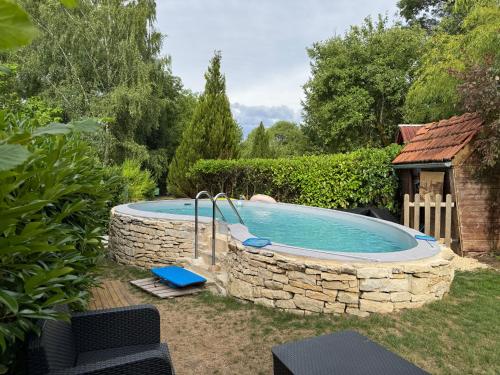 - une piscine dans une cour dotée d'un mur en pierre dans l'établissement Domaine Les Belles Fontaines, à Bierry-les-Belles-Fontaines
