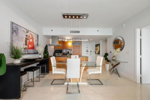 Η κουζίνα ή μικρή κουζίνα στο Icon Brickell Condo with Pool, Spa, Gym and City Views