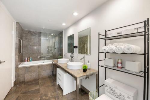 Ένα μπάνιο στο Icon Brickell Condo with Pool, Spa, Gym and City Views