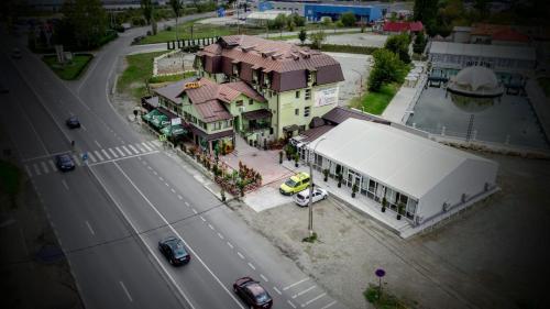 vista sul soffitto di una strada con un edificio di Complex Europa L.G a Ploieşti