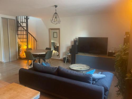 Televisyen dan/atau pusat hiburan di Appartement cocooning Sarrians