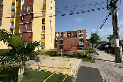 an empty street with a building and a palm tree at Urb. natura in Cúcuta