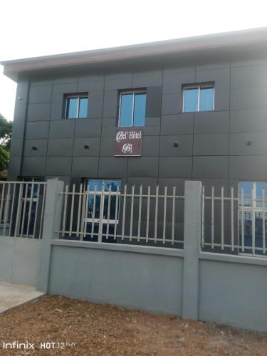 um edifício com um portão na frente em Bel'hôtel à 5mn de l'aéroport em Bangui