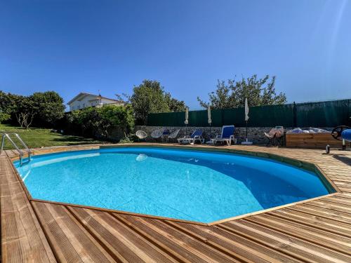 una gran piscina con terraza de madera en Casa de Perre, en Viana do Castelo