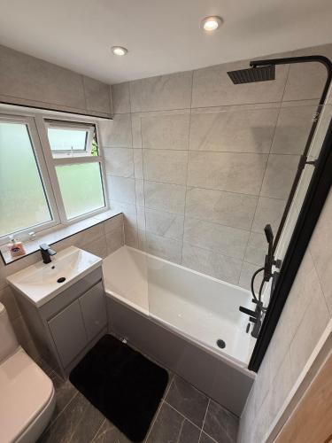 ein Badezimmer mit Badewanne, Waschbecken und Toilette in der Unterkunft 3 Bed Home From Home Contractor & Family Stay DY5 in Woodside