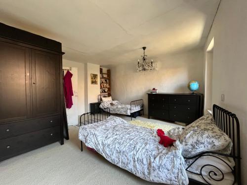 a bedroom with a bed and a dresser at Maison des Remparts in Montbrun-des-Corbières