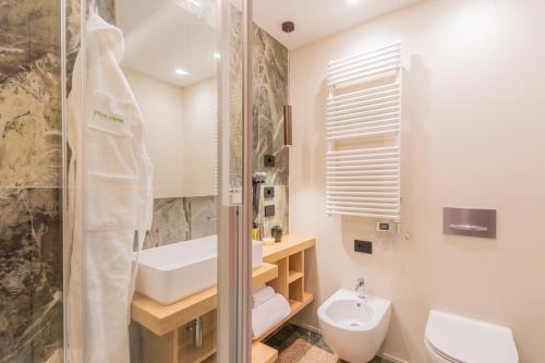Ένα μπάνιο στο PureView Luxury - with breakfast & pool by Rent All Como