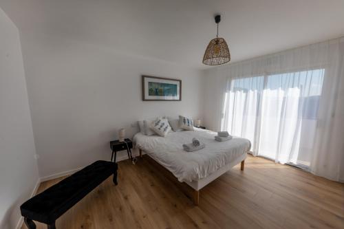 Ένα ή περισσότερα κρεβάτια σε δωμάτιο στο Maison vue mer avec SPA au Dourduff en mer