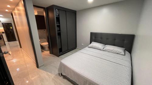 Gulta vai gultas numurā naktsmītnē Moderno Apartamento Primer Piso Cerca de Pereira