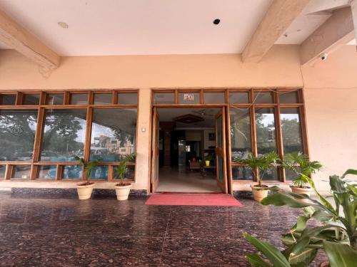 Muka bangunan atau pintu masuk Hotel Harsha International