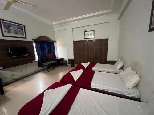 Katil atau katil-katil dalam bilik di Hotel Harsha International