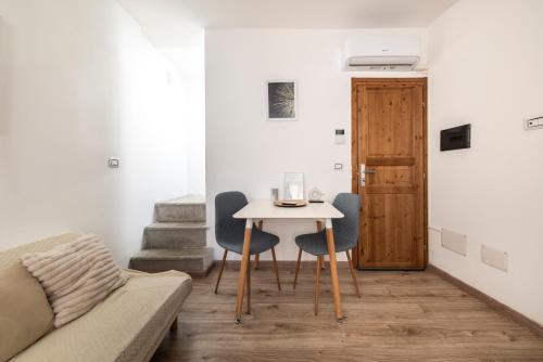a living room with a table and two chairs at SASSARI-CENTRO Elegante Appartamento con WiFi e Netflix in Sassari