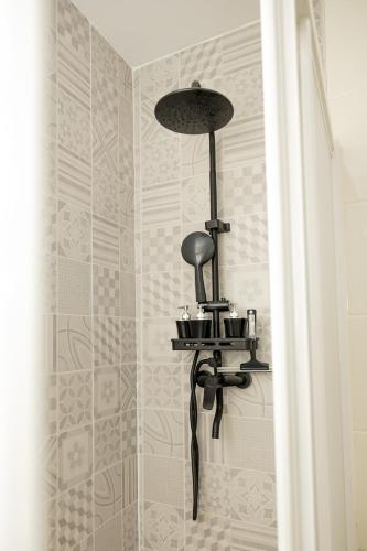 a shower with a chandelier in a bathroom at Precioso apartamento en Cazorla con vista a la montaña, naturaleza, WI FI gratuito in Cazorla