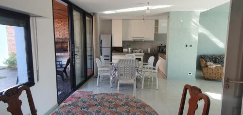 a dining room and kitchen with a table and chairs at Casa en La Florida a metros río in Rosario