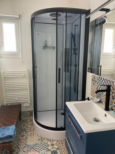 un baño con ducha y lavabo en La Maison du Bonheur, en Thaims