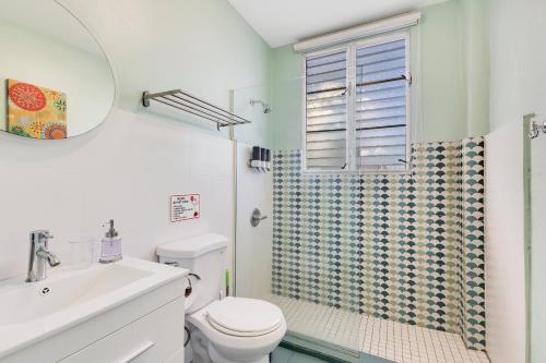 Chic & Cozy Stay in Trendy Miramar في سان خوان: حمام مع مرحاض ومغسلة ودش