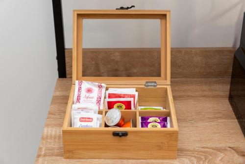 a wooden box with food in front of a mirror at SASSARI-CENTRO Elegante Appartamento con WiFi e Netflix in Sassari