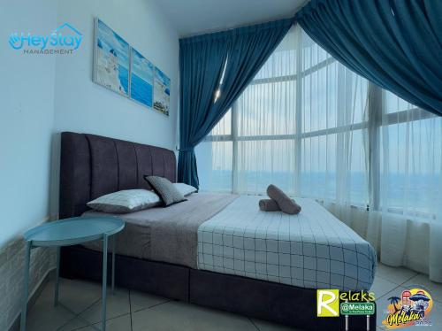 Postel nebo postele na pokoji v ubytování Atlantis Residences Melaka by HeyStay Management