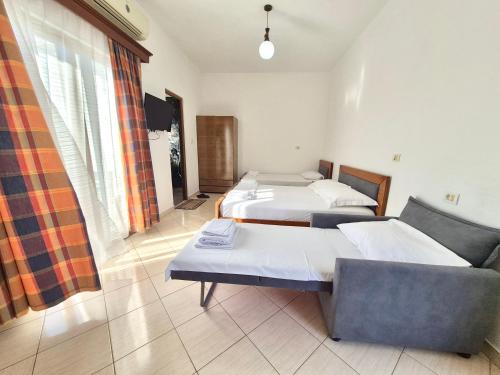 Ένα ή περισσότερα κρεβάτια σε δωμάτιο στο Vita Apartment - Spacious Garden and Balcony 5 min to Beach & Center