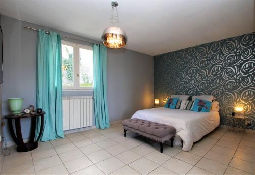 une chambre avec un lit aux murs bleus et une fenêtre dans l'établissement Sur les hauteurs de Nice, belle villa idéale en famille ou entre amis, à Colomars