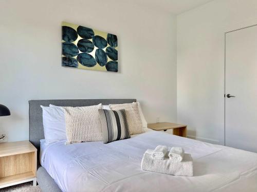 a bedroom with a bed with towels on it at 2B2B Condo in ATL Penthouse level 542Blvd402 in Atlanta