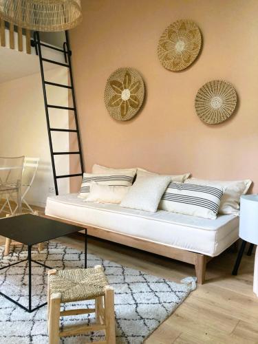 - un salon avec un lit et une échelle dans l'établissement Quiet house with terrace in Montreuil, à Montreuil