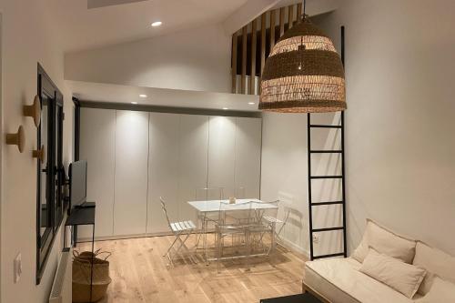 - un salon avec une table et une échelle dans l'établissement Quiet house with terrace in Montreuil, à Montreuil