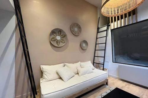 Il comprend un salon doté d'un canapé blanc et d'une télévision à écran plat. dans l'établissement Quiet house with terrace in Montreuil, à Montreuil