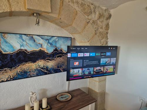 Una televisión o centro de entretenimiento en Oniero