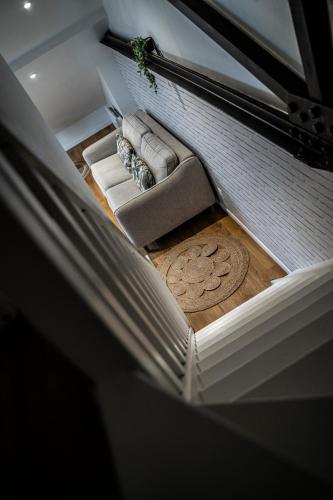 - un salon avec un canapé dans l'établissement Entre Parenthèse, à Warlus