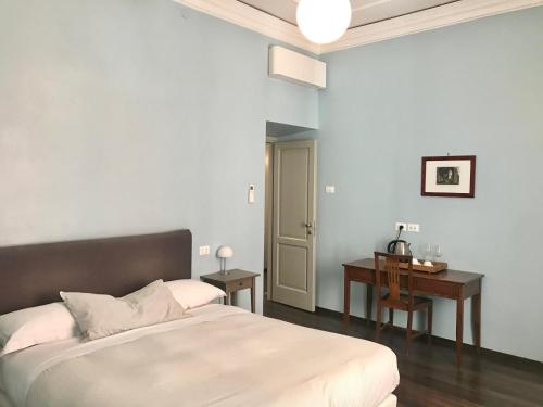 a bedroom with a bed and a desk and a bed sidx sidx sidx at B&B Santi Quattro Al Colosseo in Rome
