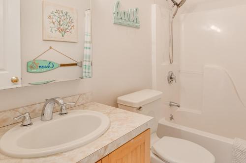 Ένα μπάνιο στο 1 Mi to Moody Beach Cottage with Pool Access!