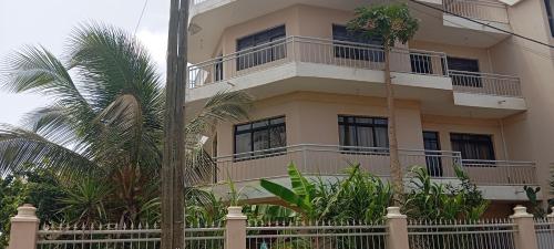 El edificio en el que está la casa de huéspedes