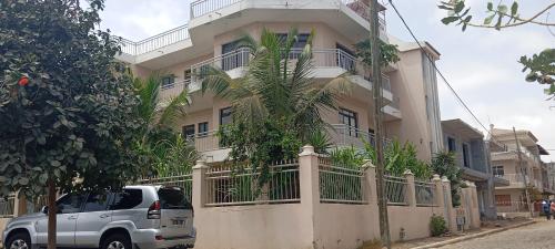 El edificio en el que está la casa de huéspedes