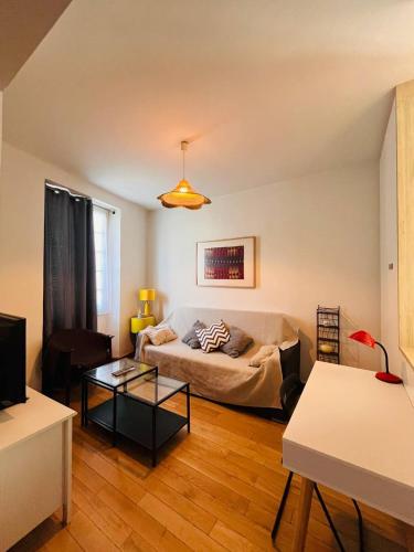 a living room with a couch and a table at Appartement Isabel Enea Hendaye in Hendaye