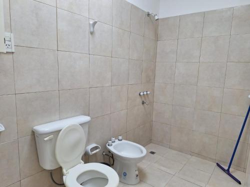 un bagno con wc, lavandino e doccia di Santa Rita Dpto 9 a San Fernando del Valle de Catamarca