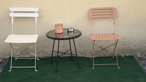 two chairs and a table in front of a wall at #BelEstere - Netflix - Clim - Parking in Eauze